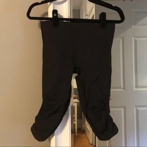 Lululemon dark gray cropped leggings